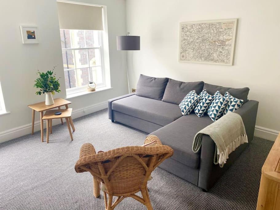 Lovely 2 Bedroom Apartment In 머치웬록 외부 사진