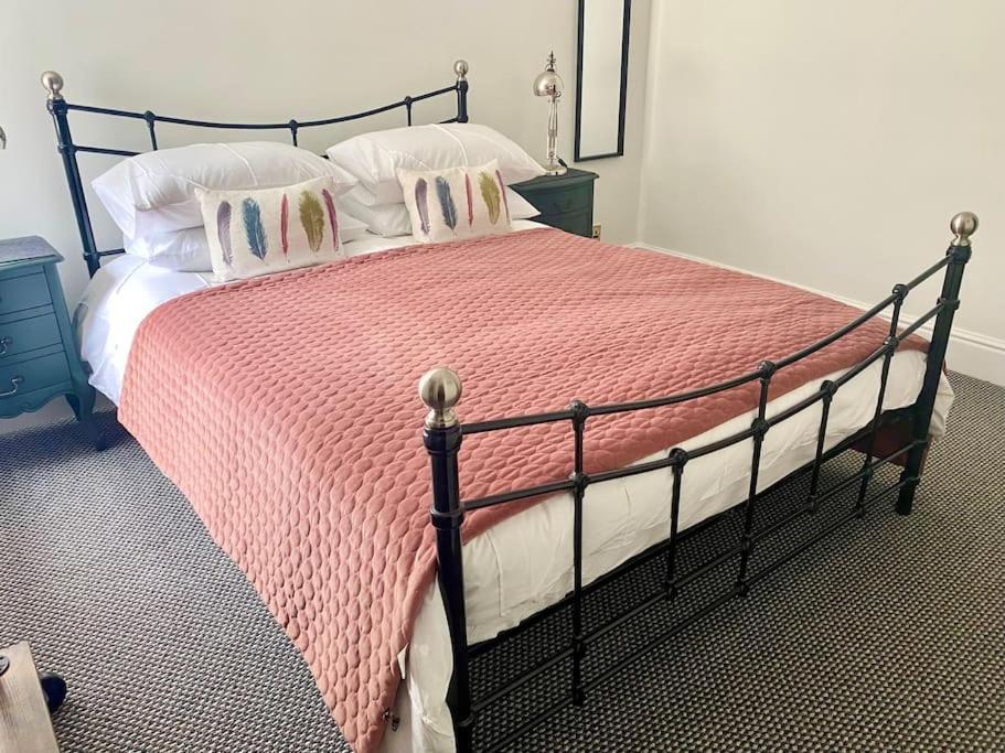 Lovely 2 Bedroom Apartment In 머치웬록 외부 사진